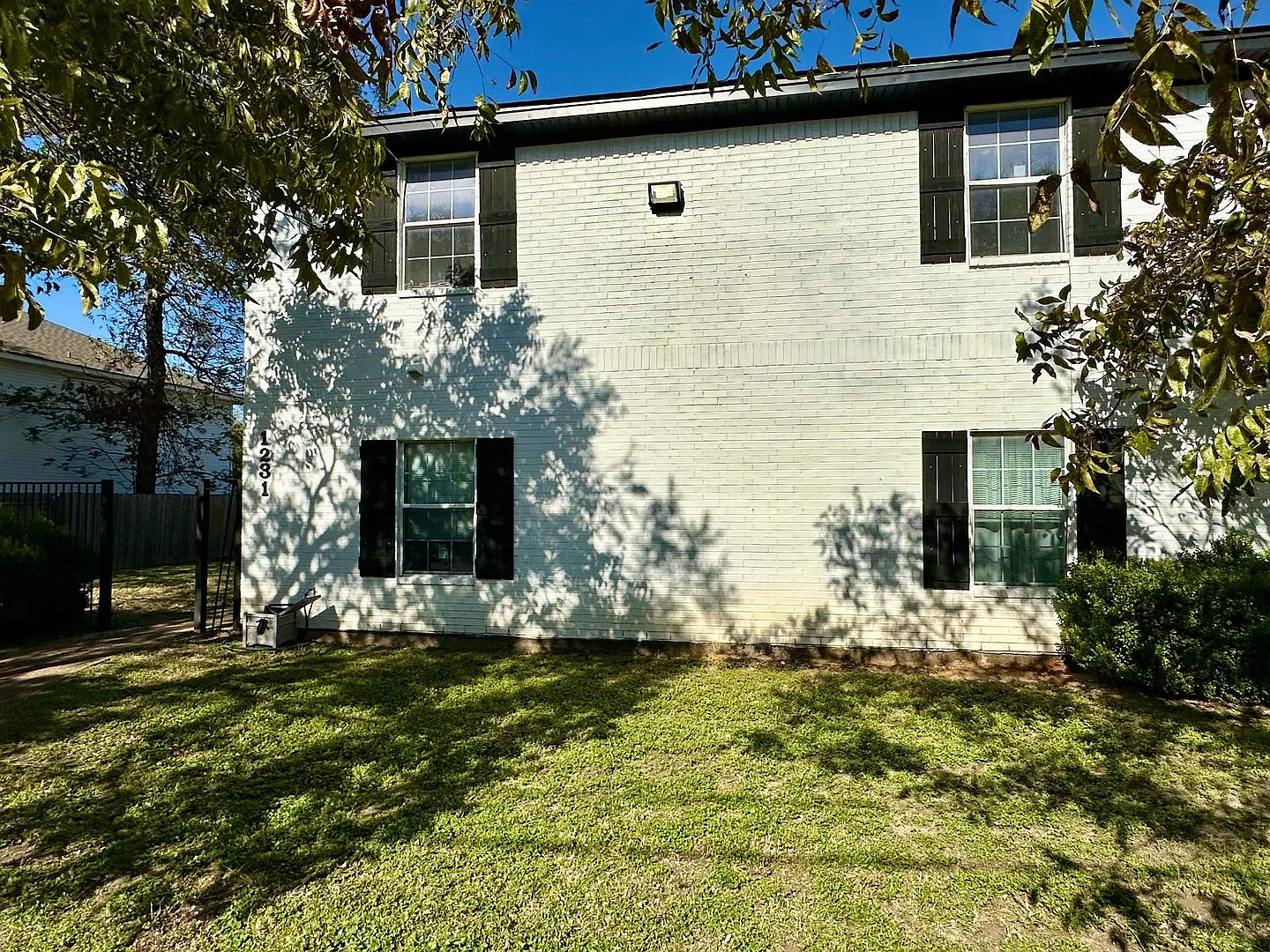 HUGE 4-Bed, 2-Bath Duplex Four Blocks From Baylor Campus & Minutes from Downtown! — Photo 4