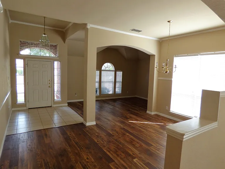 5001 Lake Crest Dr — Photo 3