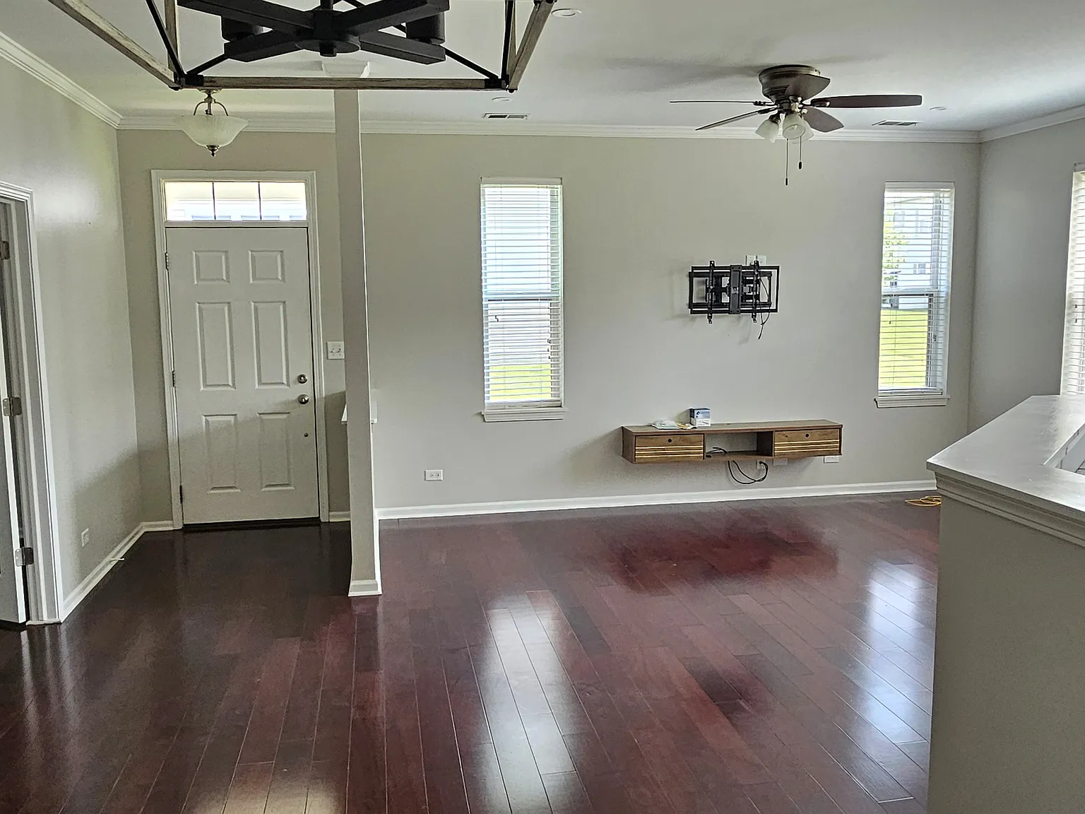 3 bed, 2.5 bath, 1949 sqft, $2,975 — Photo 2