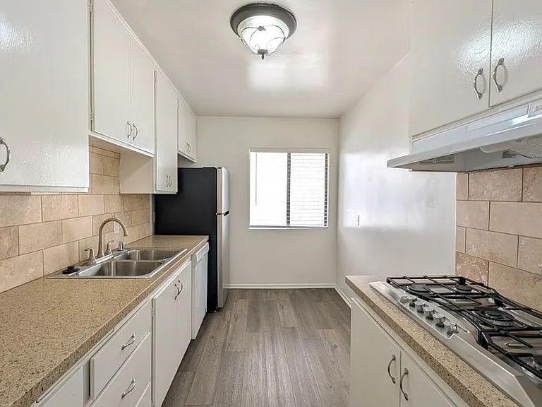Dickens Garden Apartments — Photo 8