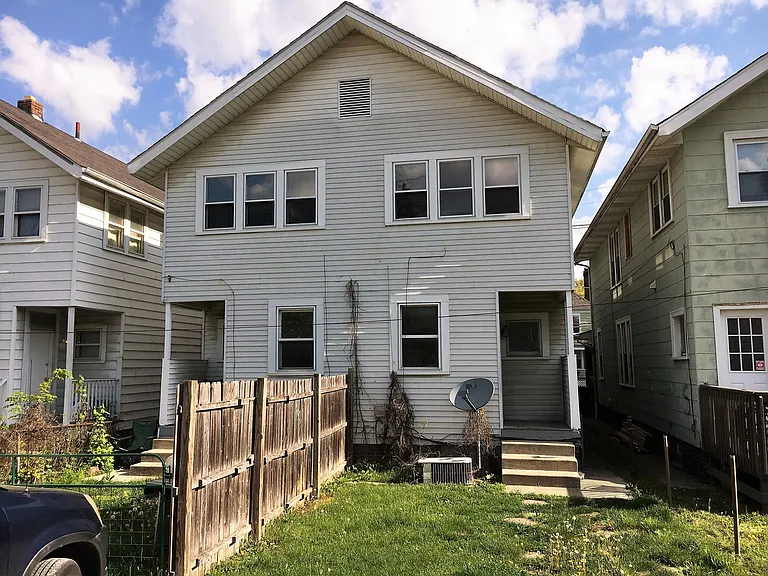 431-433 E Tompkins St — Photo 22