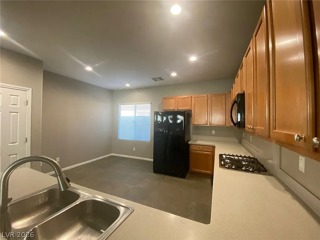 3 bed, 2.0 bath, 1874 sqft, $2,250 — Photo 2