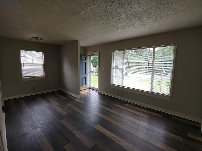 408 Willow Dr — Photo 3