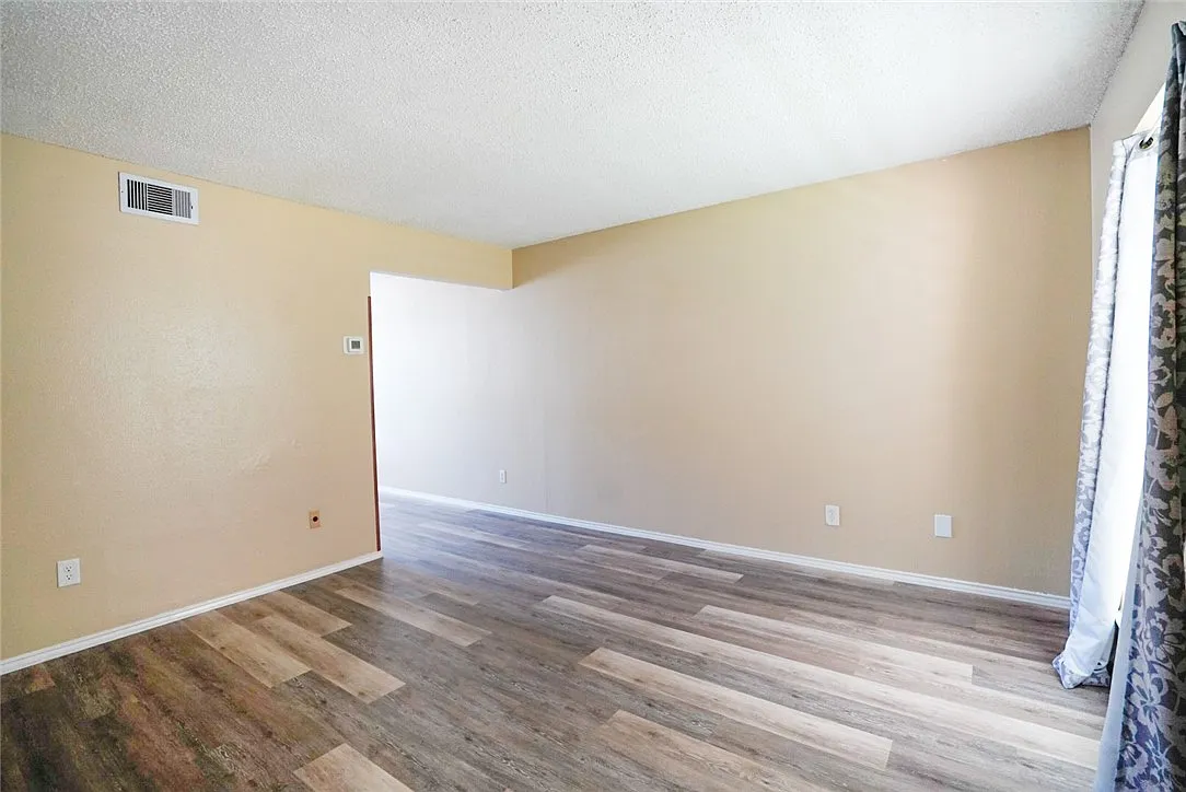 2 bed, 1.5 bath, 974 sqft, $1,375 — Photo 3