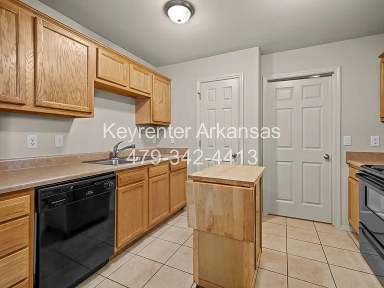 705 SW Crystal St — Photo 9