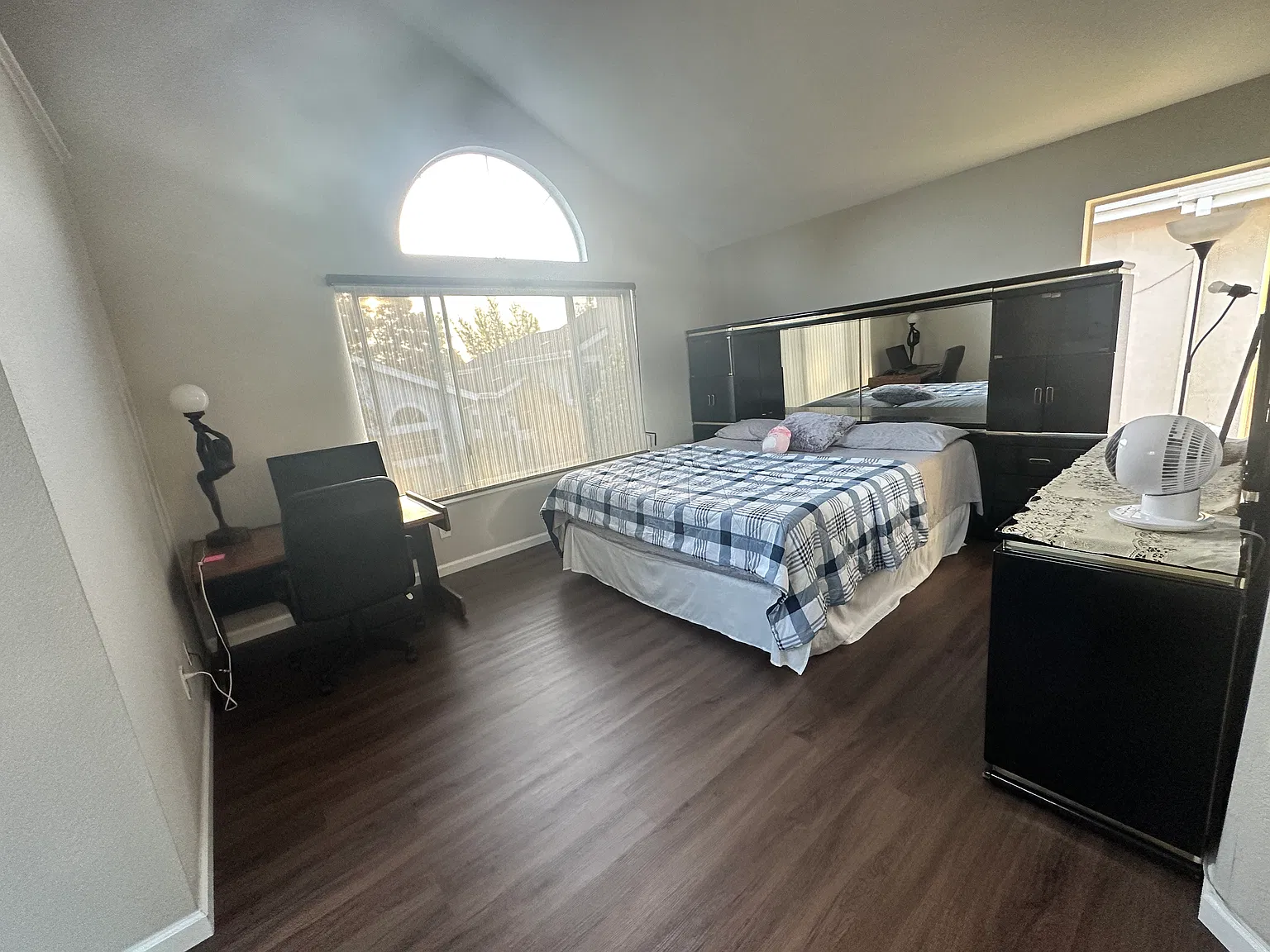4 bed, 2005 sqft, $1,850 — Photo 2