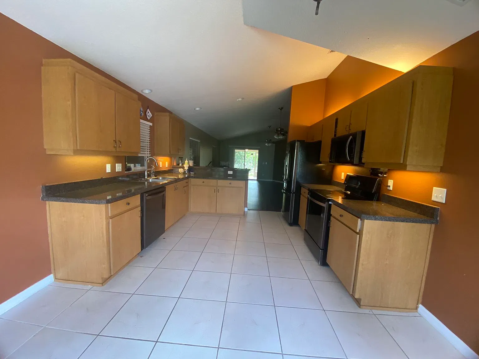 3 bed, 1735 sqft, $2,200 — Photo 2