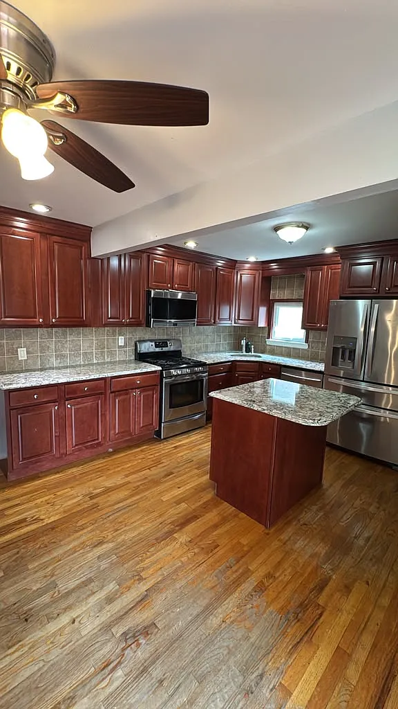 3 bed, 1600 sqft, $3,300 — Photo 1
