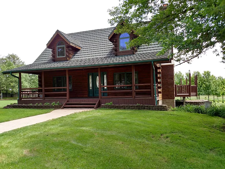 818 Fischer Rd — Photo 3