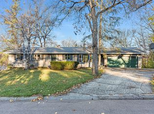 1041 Woodcliff Dr, South Elgin, IL 60177