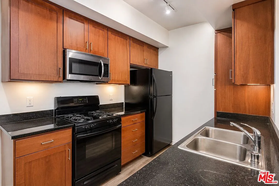 2 bed, 2.0 bath, 1000 sqft, $4,100 — Photo 3