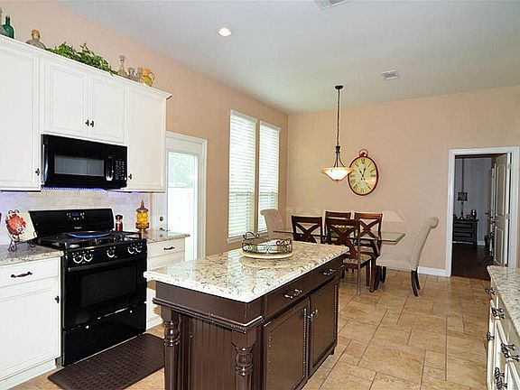 4th image of 101 N Heritage Oaks Dr