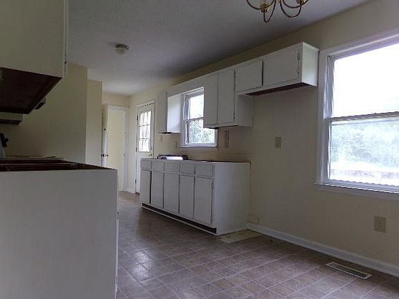 4th image of 210 Lakeside Dr