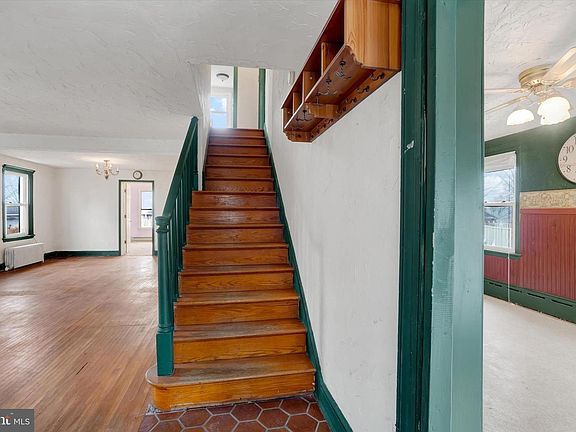 3rd image of 872 Grandview Rd