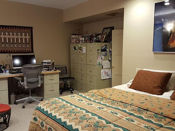 Office area in bedroom 1