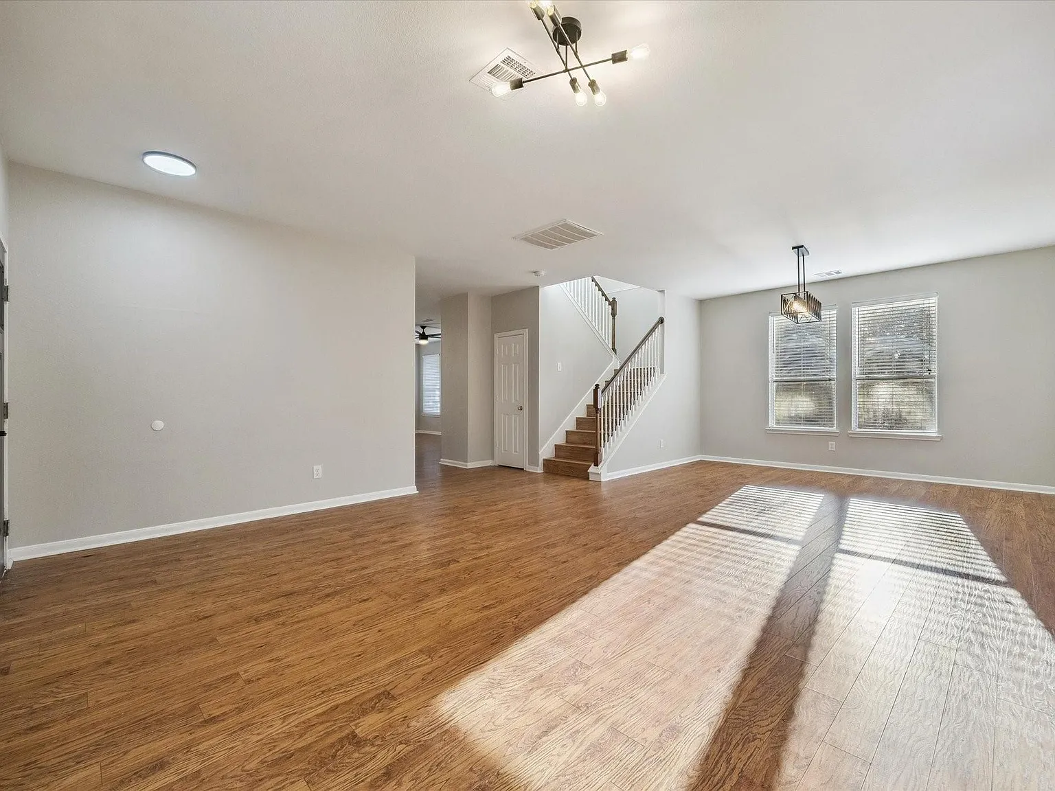 4 bed, 2.5 bath, 2404 sqft, $2,600 — Photo 3