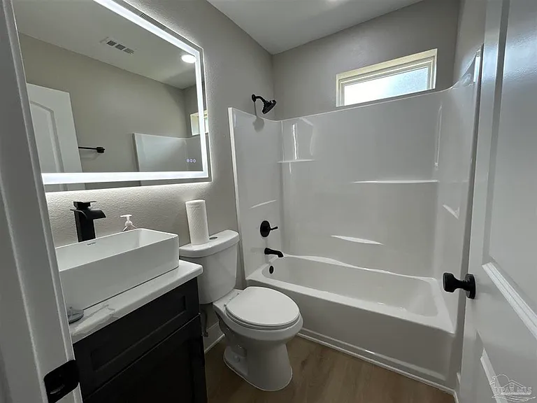 721 W Jordan St — Photo 8