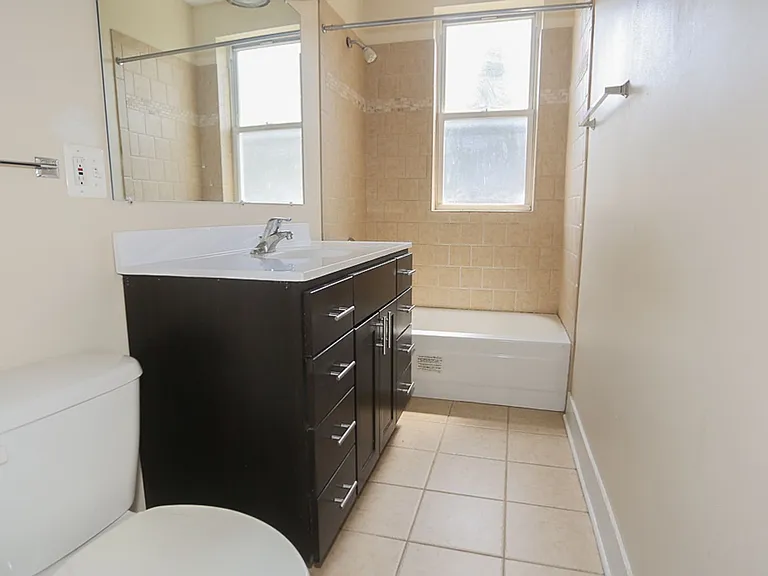 1919-31 W. Winona — Photo 12