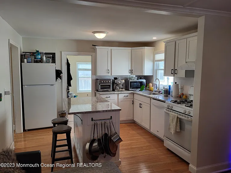 49 Locust Ave — Photo 5