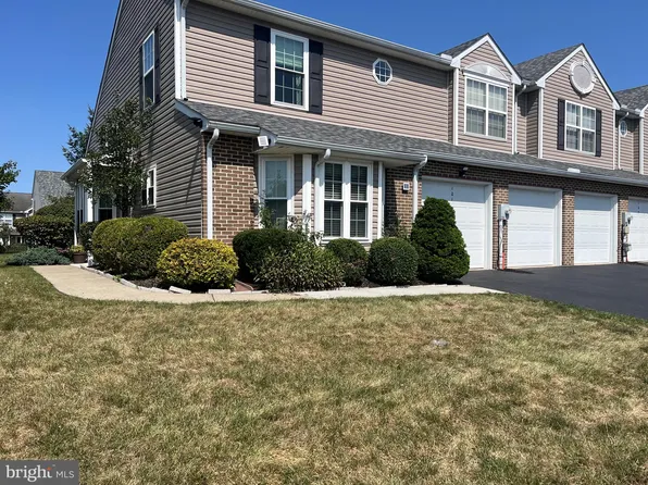 101 Merlin Dr, Hummelstown, PA 17036