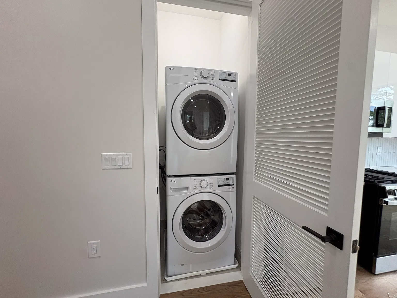 2 bed, 800 sqft, $2,400 — Photo 3
