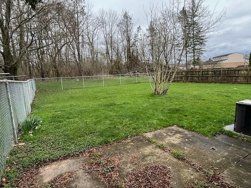 3 bed, 960 sqft, $2,400 — Photo 3