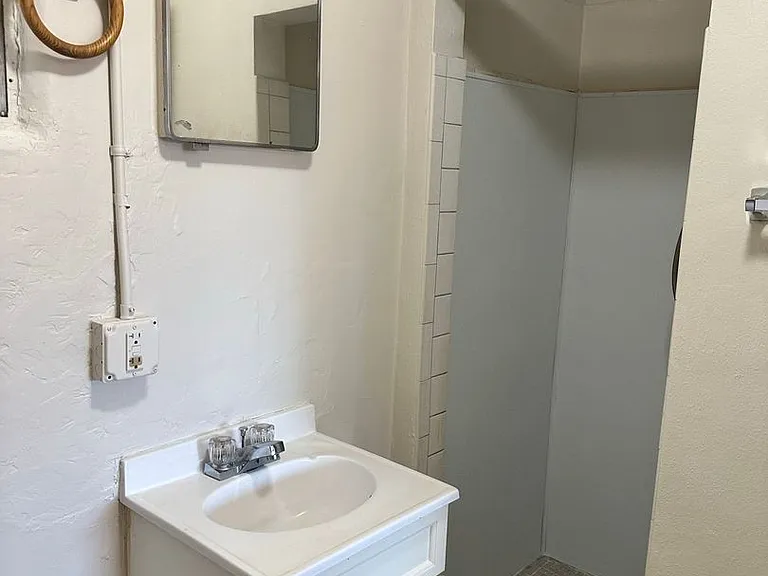 Chapman Apartments — Photo 7