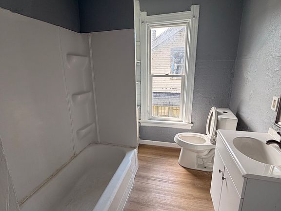 5th image of 949 Forsythe St #2