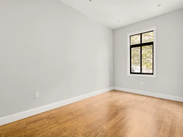 280 Hawthorne Street image 3 of 5