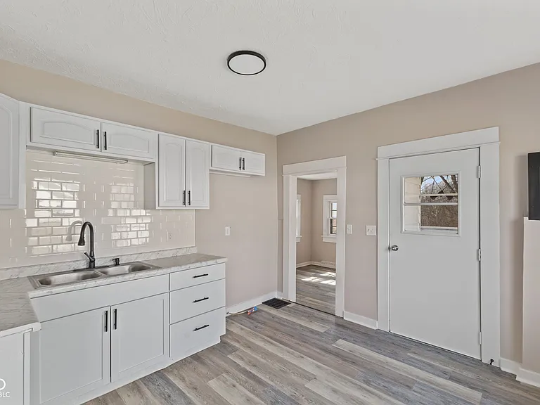 320 Lockerbie St — Photo 14