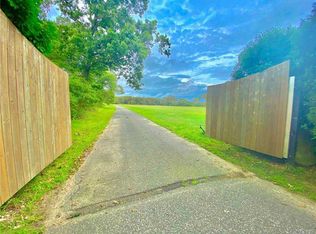 17 Lewis Rd, East Quogue, NY 11942