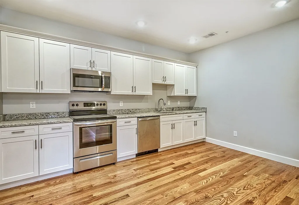 2 bed, 2.0 bath, 1268 sqft, $3,100 — Photo 2