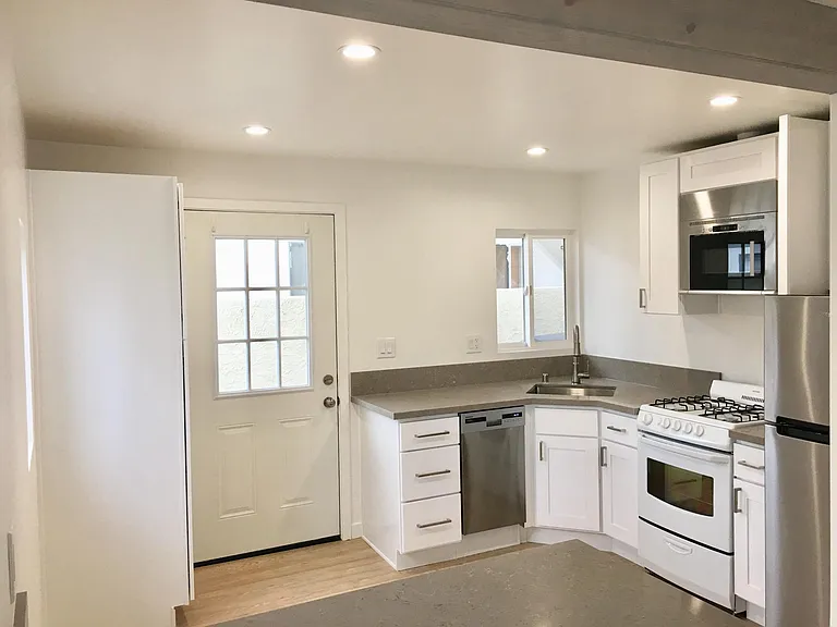 606- Kitchen and Bar