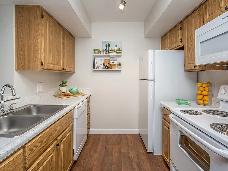 Sun Creek Apartments — Photo 30