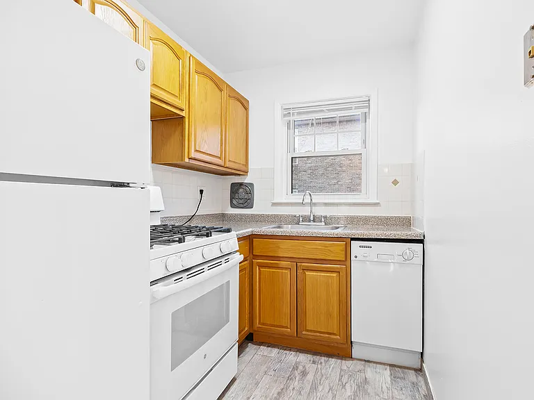 138 Clinton Pl #1B — Photo 3