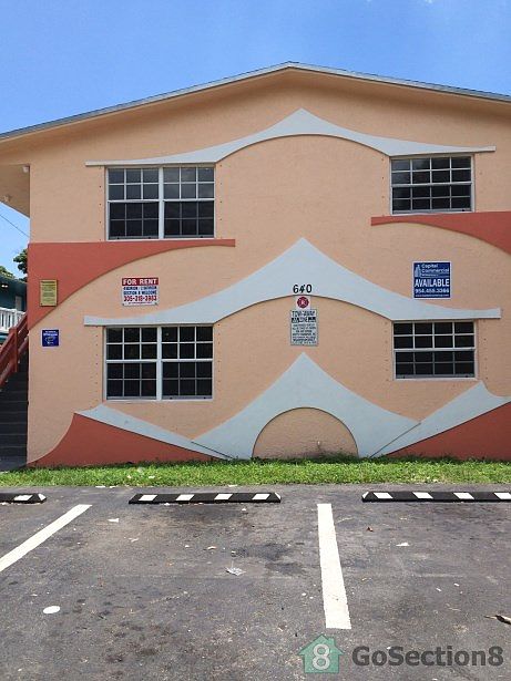 1st image of 640 SW 16th Ave APT C