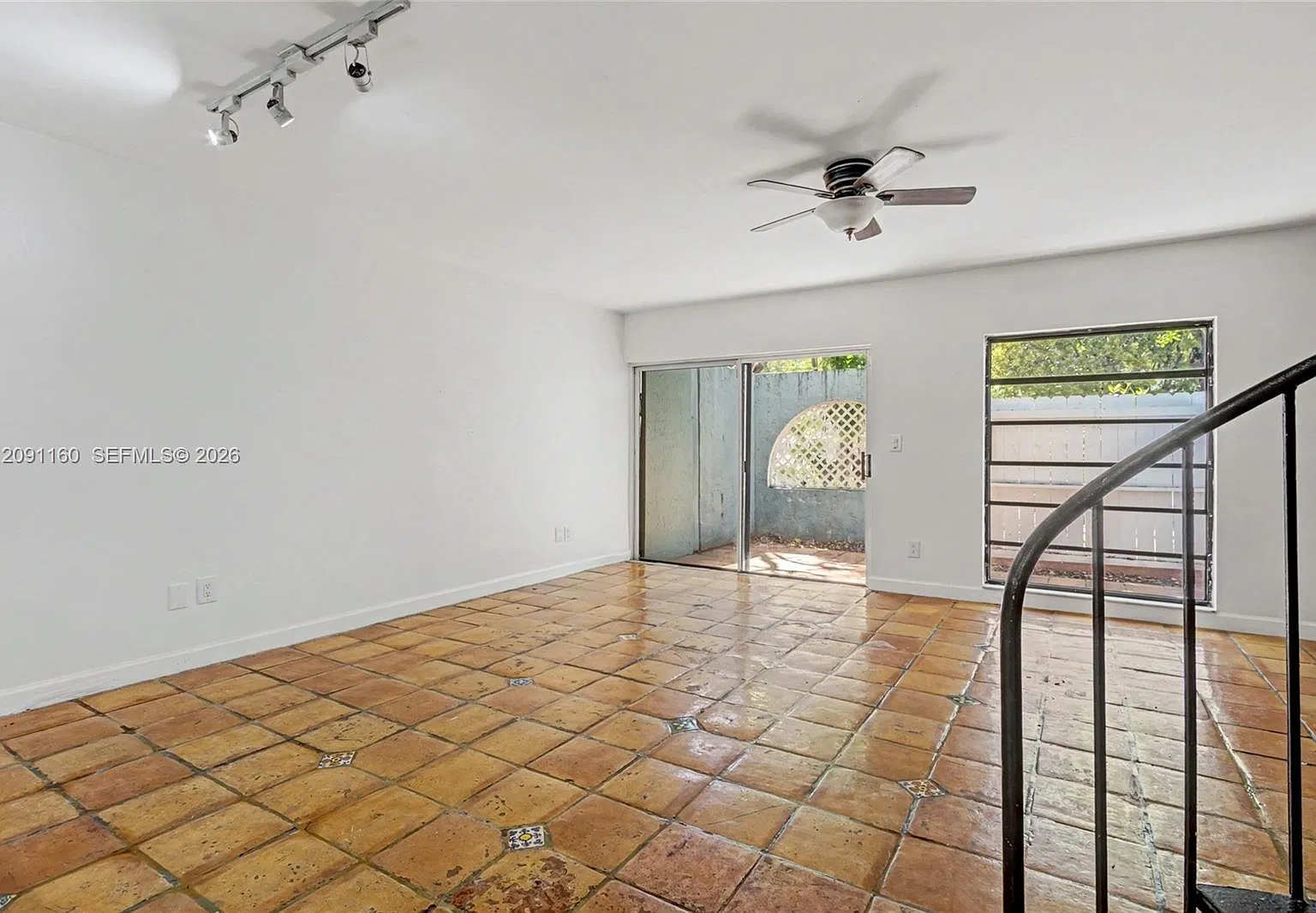 Corona Bay Townhouses Con — Photo 3