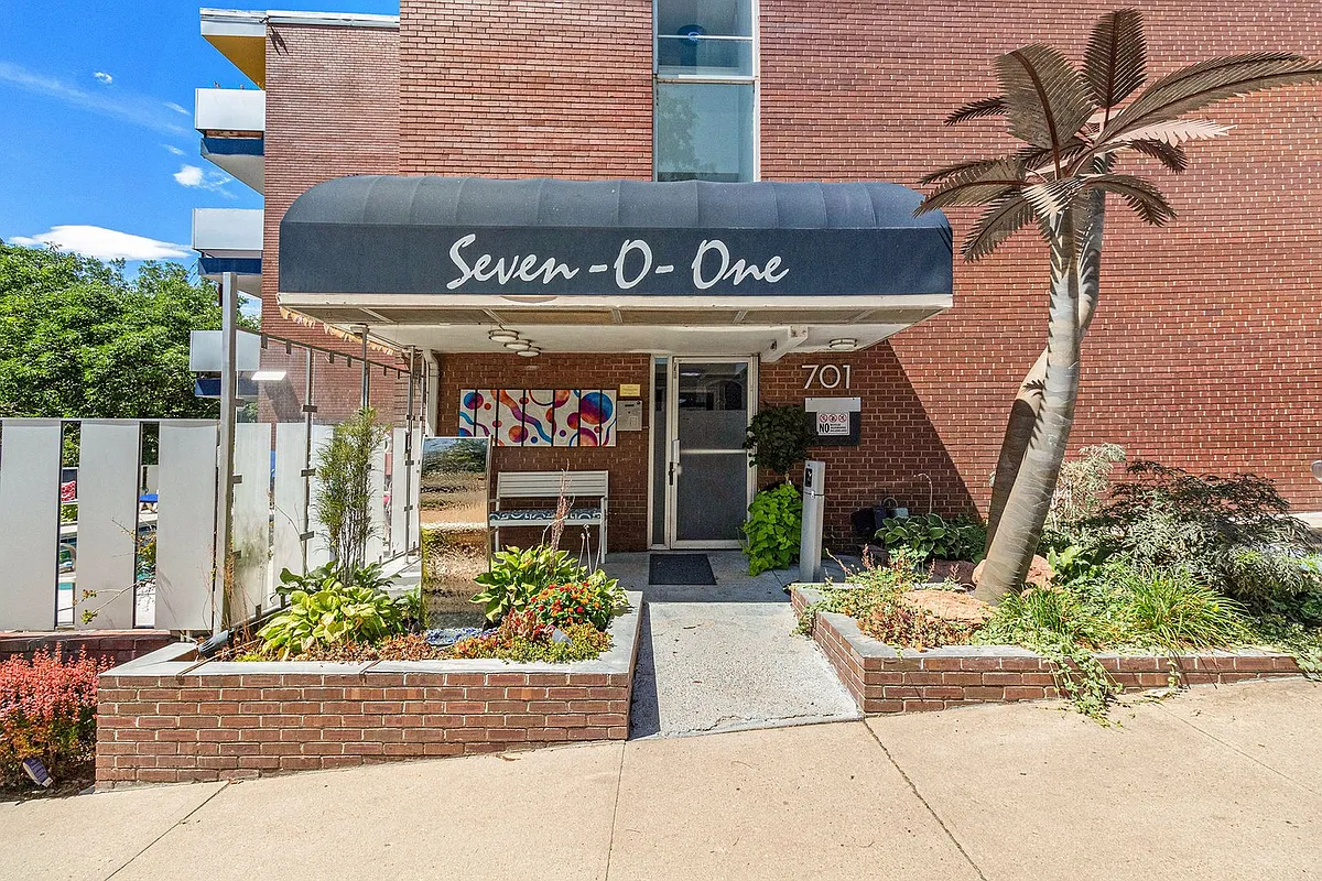 Building Photo - 701 N Pearl St #105