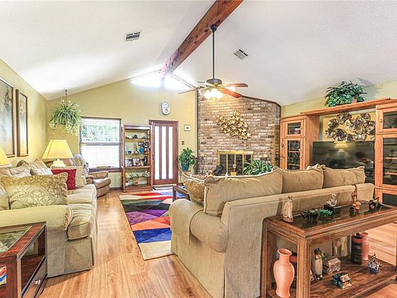 5th image of 32 Devereaux Dr