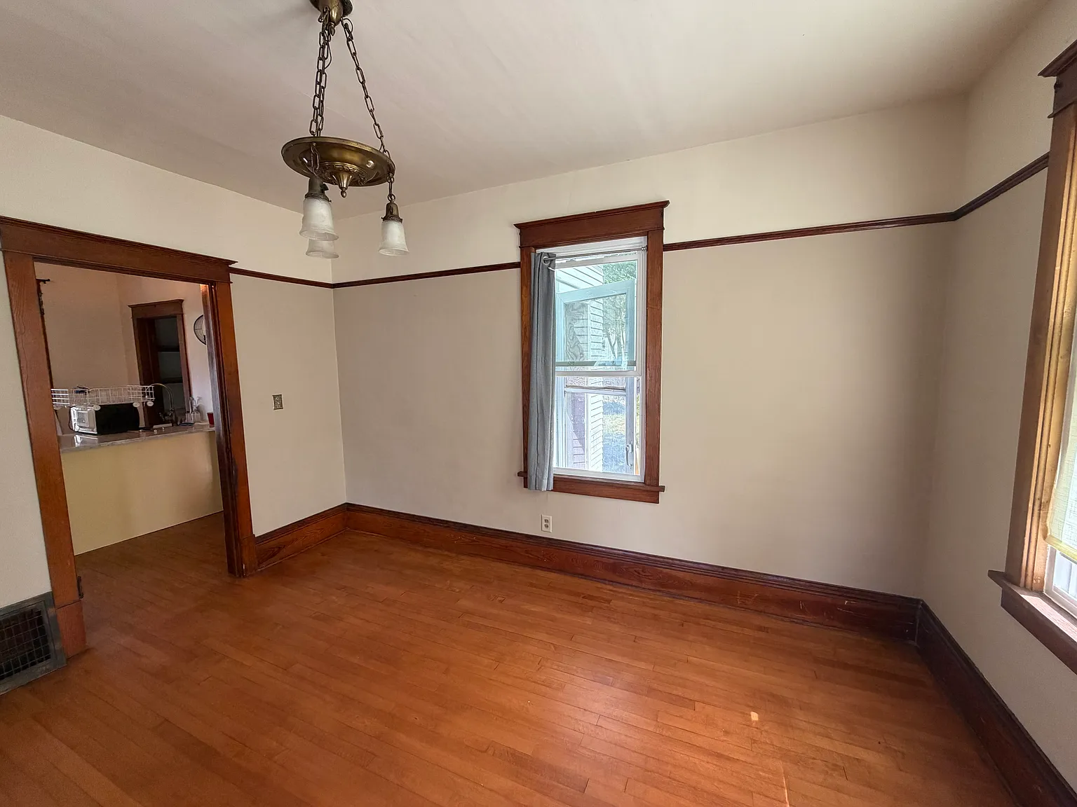 3 bed, 1176 sqft, $2,095 — Photo 2