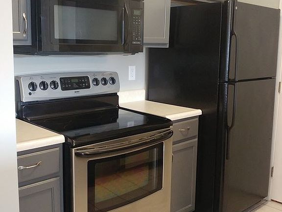 3rd image of 80 Bridgewater Ct APT 02