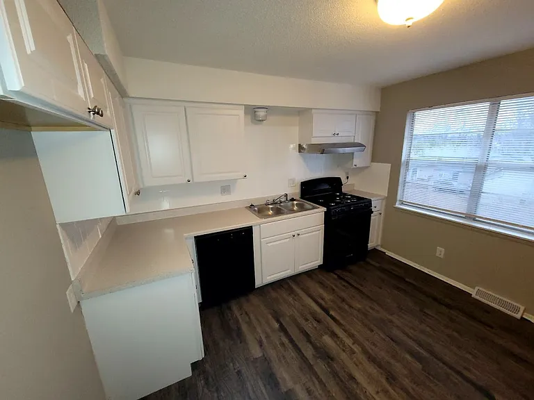 5703-5705 NE 51st Street — Photo 5