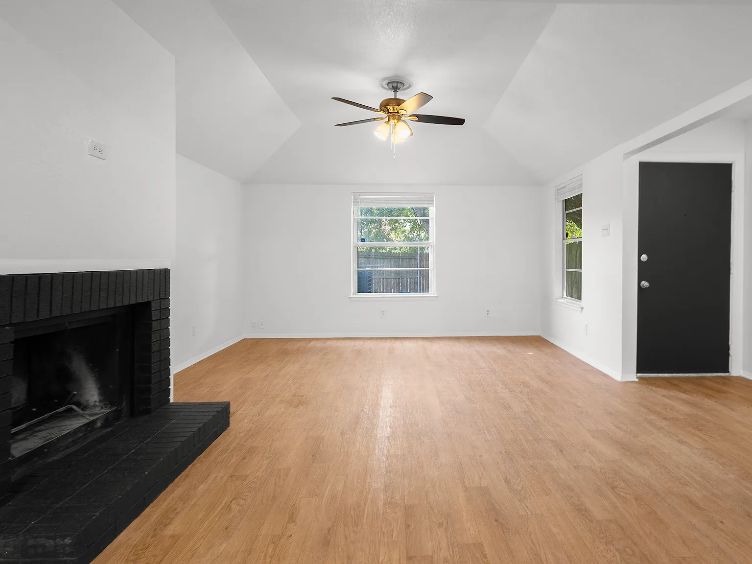 2806 Spring Valley Dr — Photo 3