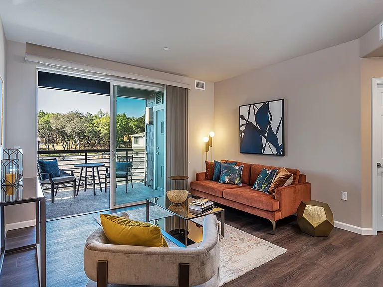 Canyon Oaks Luxury Apartments — Photo 27