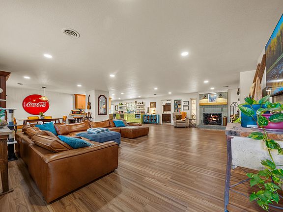 2nd image of 230 Cove Cir