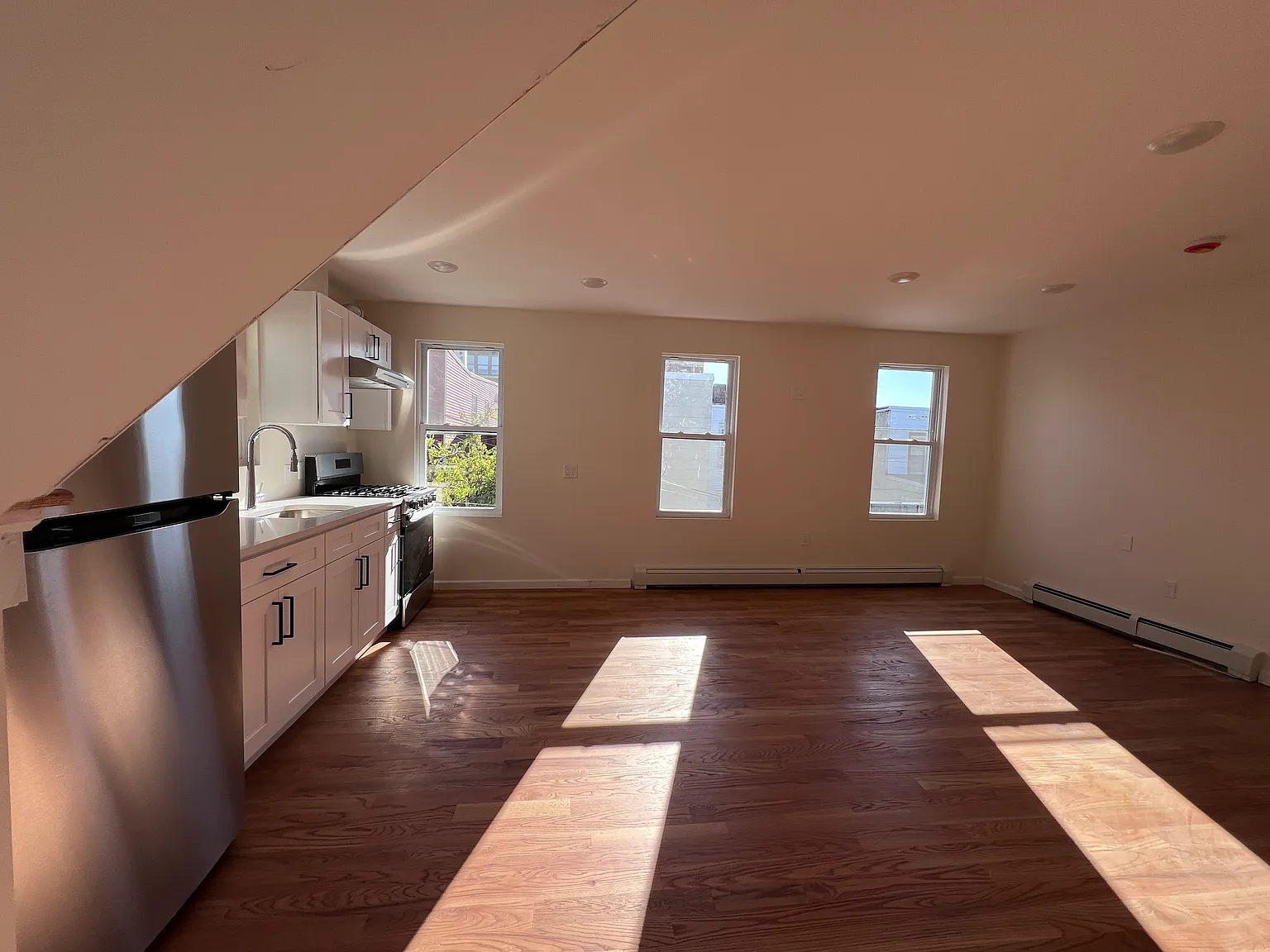 3 bed, 1.5 bath, 1800 sqft, $2,675 — Photo 3