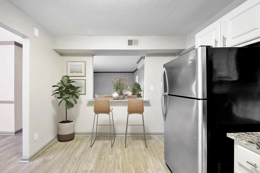 Elliot Apartments on Abernathy — Photo 1