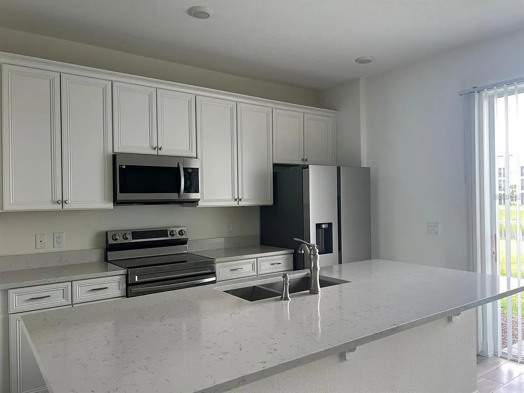 3 bed, 3.0 bath, 1394 sqft, $2,590 — Photo 4