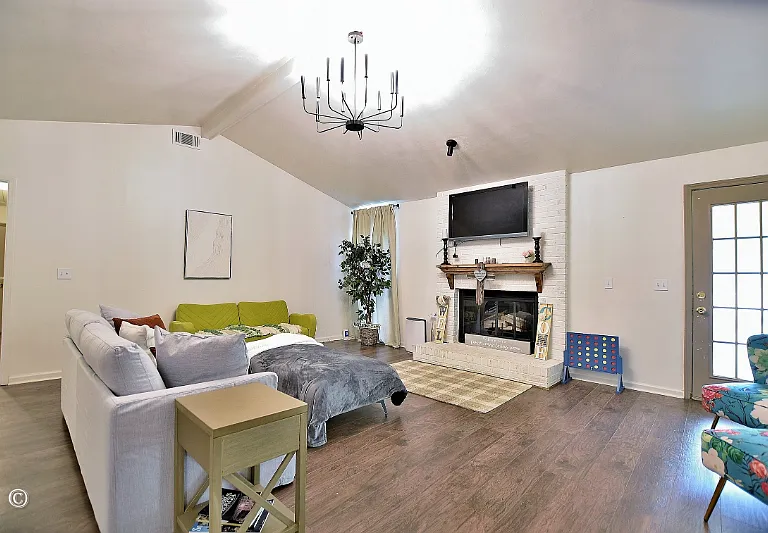 4660 Woodmere Ln — Photo 2