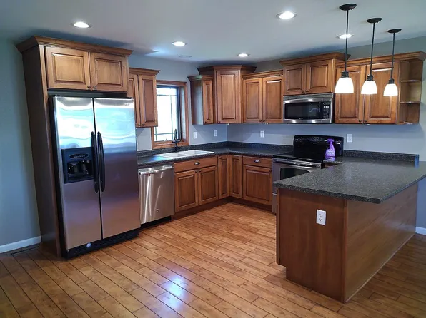 909 N 9th St, Clear Lake, IA 50428